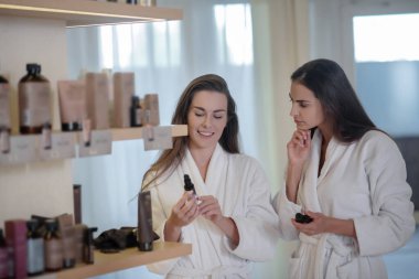 Kozmetik seçerken ilgilenen iki güzel kadın