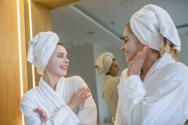 Mujeres jóvenes teniendo día de spa de belleza juntos y sintiéndose bien — Foto de Stock