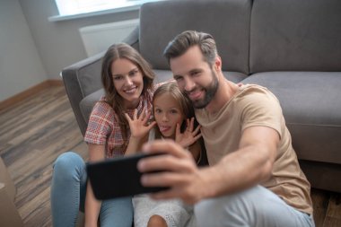 Mutlu aile fotoğraf çekiyor ve eğleniyor.