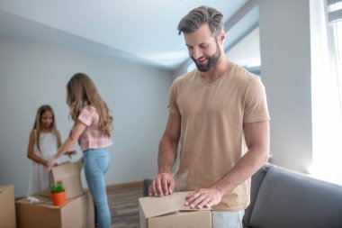 Yakışıklı genç adam kutuyu açıyor ve gülümsüyor.