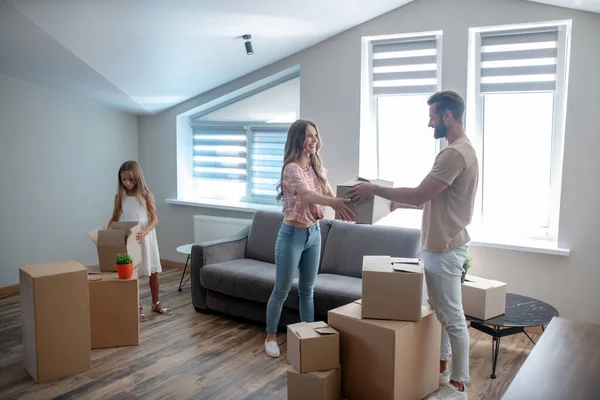 Family unpacking their stuff in a new house — Stock Photo, Image