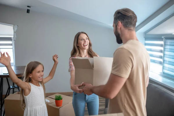 Genç aile yeni evlerinde iyi hissediyorlar. — Stok fotoğraf