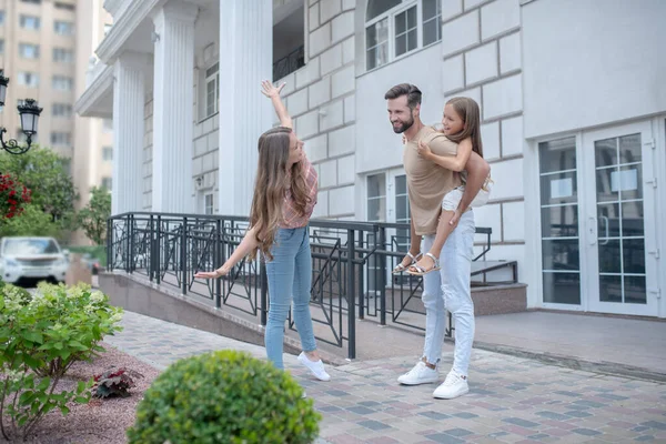 Joven linda familia teniendo un buen rato juntos — Foto de Stock