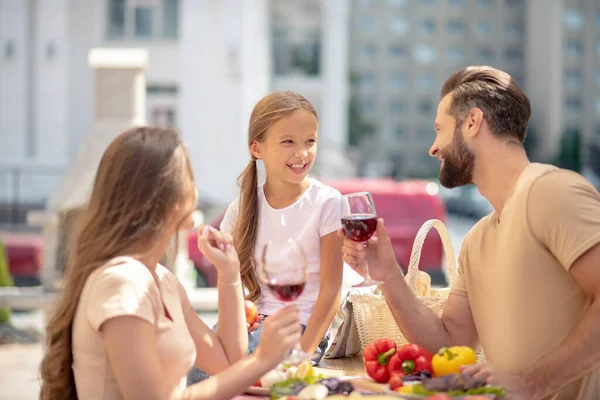 Gifta par äter middag med sitt barn och känner sig lyckliga — Stockfoto