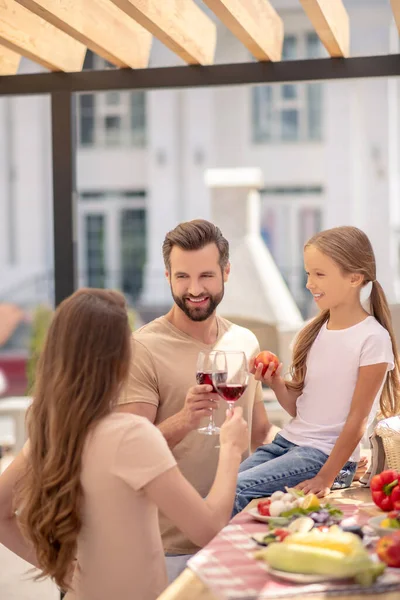 Молодая симпатичная семья ужинает и чувствует себя отлично — стоковое фото