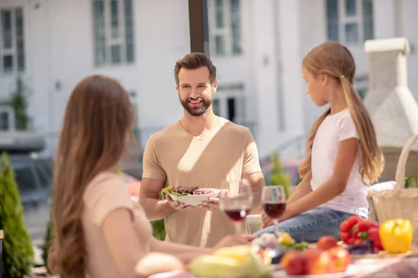 Pai servindo a mesa para sua esposa e filha — Fotografia de Stock