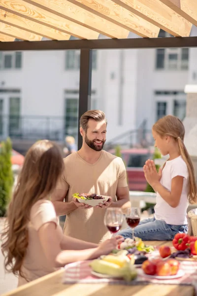 Pai servindo a mesa para sua família bonito — Fotografia de Stock