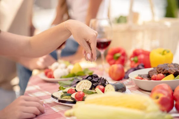 Close up picture of dinner table with lots of vegetables — Stock Photo, Image