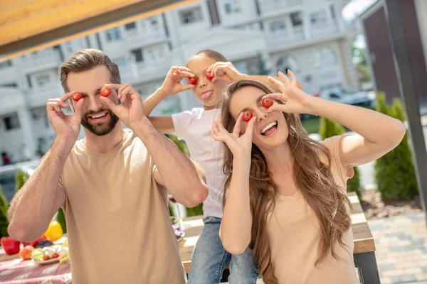 Giovane famiglia si diverte e si sente incredibile — Foto Stock