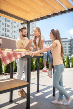 Genç aile birlikte vakit geçirir ve iyi hissederler.