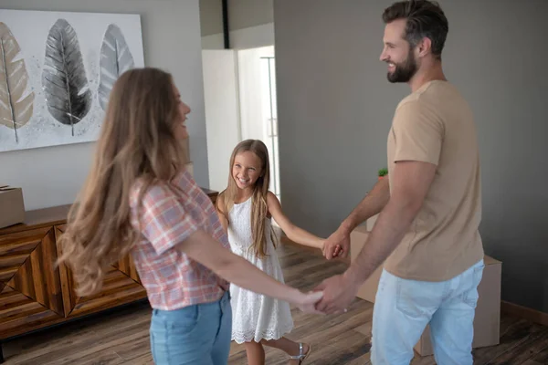 Mamá, papá y el niño bailando en la habitación —  Fotos de Stock