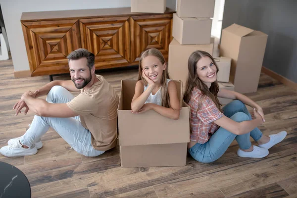 Linda familia joven sensación increíble después de mudarse a nueva casa —  Fotos de Stock