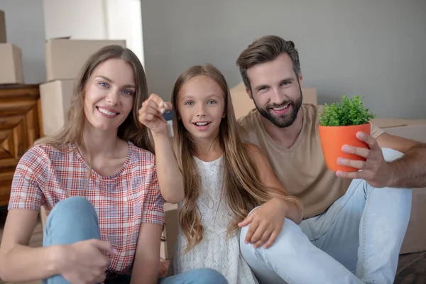 Aile yerde oturuyor ve harika hissediyor. — Stok fotoğraf