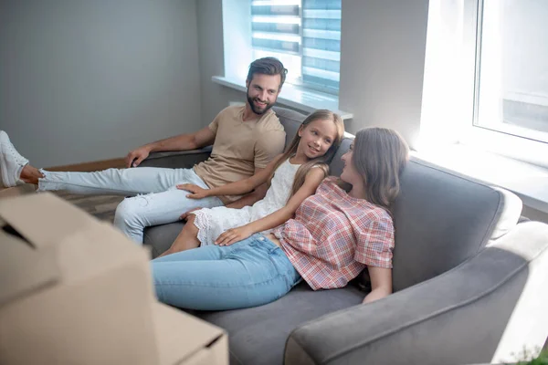 Family resting on the sofa and talking — Stock Photo, Image