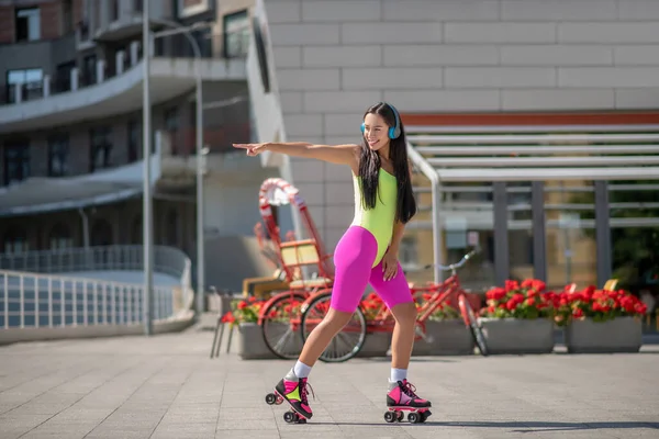 Chica en ropa deportiva brillante y patines de baile —  Fotos de Stock