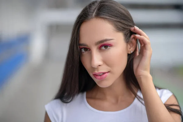 Menina de cabelos escuros em tshirt branca bonita — Fotografia de Stock