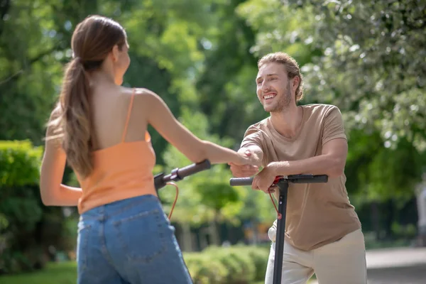 Giovane uomo e donna flirtare nel parco — Foto Stock