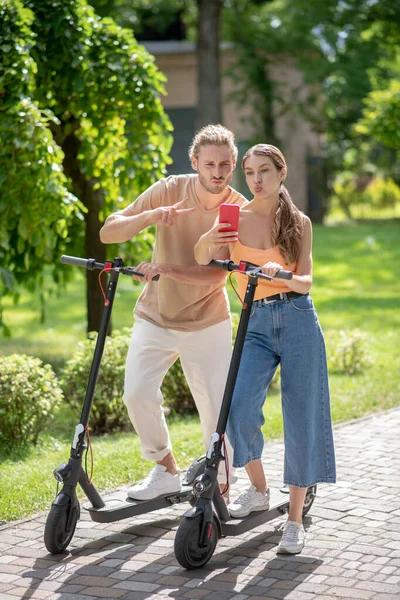 Jovem casal bonito fazendo selfie no parque — Fotografia de Stock
