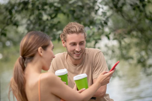 Jeune couple prendre un café et discuter de quelque chose — Photo