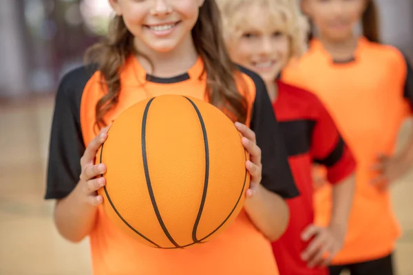 Nahaufnahme Bild von Kindern mit einem Ball — Stockfoto