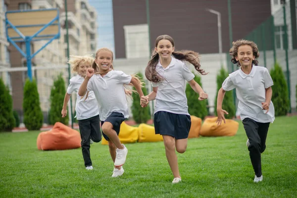 Grupa dzieci biegających i wyglądających szczęśliwie — Zdjęcie stockowe