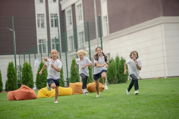 Grupo de niños corriendo y mirando con energía — Foto de Stock