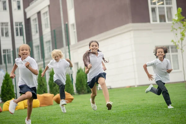 Groep kinderen die een hardloopwedstrijd hebben — Stockfoto