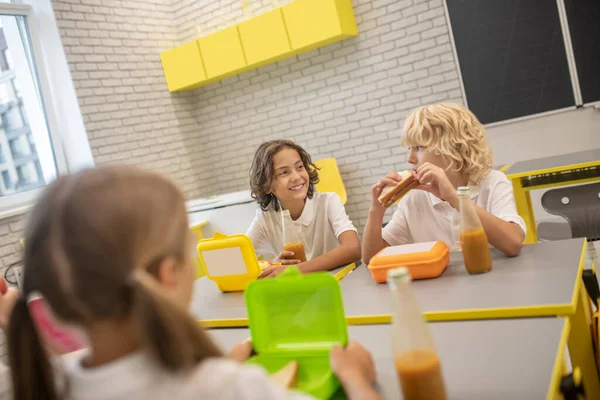 Παιδιά που τρώνε μαζί στην τάξη. — Φωτογραφία Αρχείου