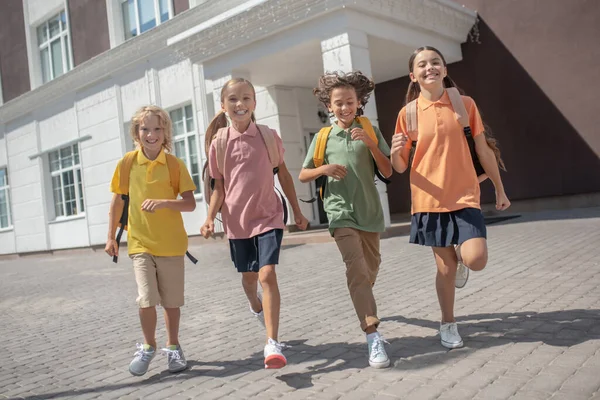 Niños con mochilas de camino a casa después de clases —  Fotos de Stock