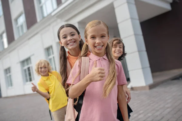 Schoolkinderen spelen op schoolplein en voelen zich vrolijk — Stockfoto