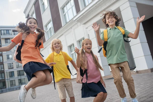 Los escolares que juegan en el patio de la escuela y buscando disfrutado — Foto de Stock