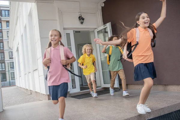 Niños alegres que se quedan sin escuela después de las lecciones — Foto de Stock