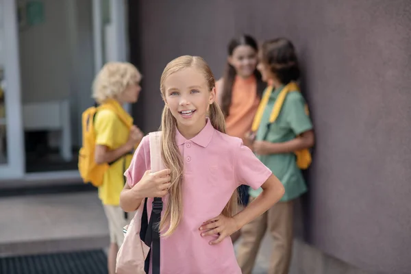 Cuatro niños pasando tiempo juntos después de la escuela —  Fotos de Stock