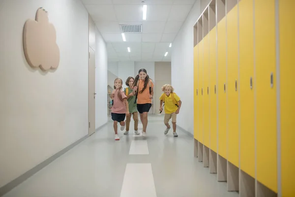 Children running in the school corridor after lessons — Stock Photo, Image