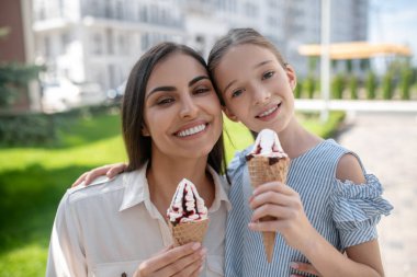 Anne ve kızı dondurmayla neşeli görünüyorlar.