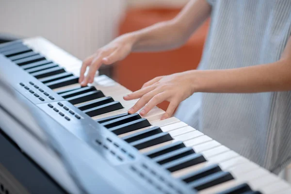 Close-up foto van een meisje spelen op synthesizer — Stockfoto