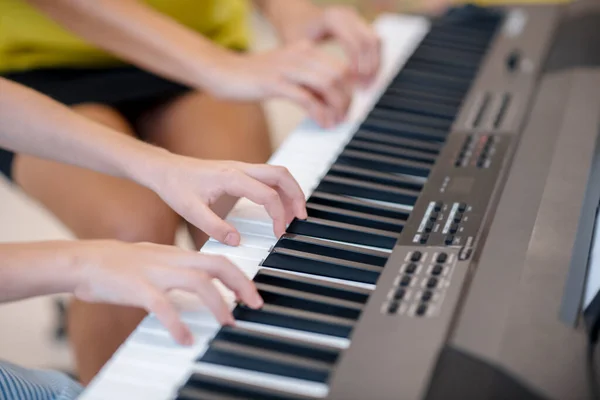 Close-up beeld van een twee paar handen spelen op synthesizer — Stockfoto