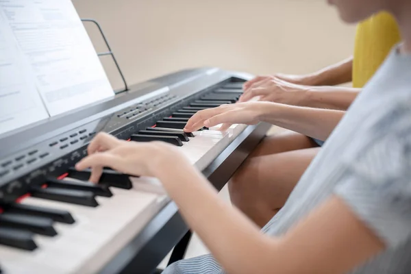 Close-up afbeelding van menselijke handen op het piano toetsenbord — Stockfoto