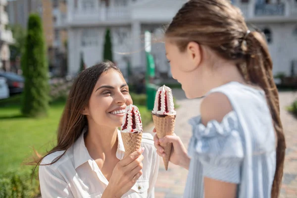 Mama i córka jedząc lody i patrząc cieszył — Zdjęcie stockowe
