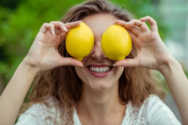 İki limonlu bir kadına yaklaş. — Stok fotoğraf