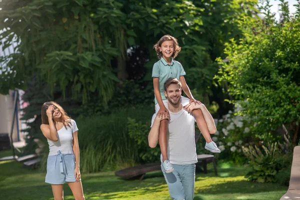 Far bär son på sina axlar, hans fru går bakom — Stockfoto