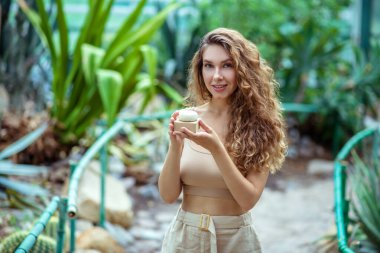 Ağustosta sabunu olan uzun saçlı kadın.