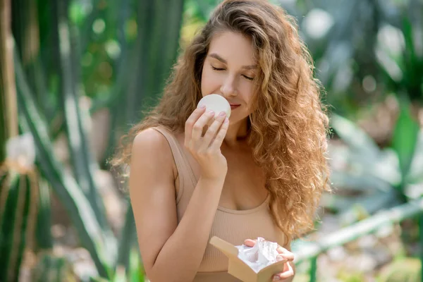 Mujer bastante joven con el pelo largo oliendo una barra de jabón — Foto de Stock