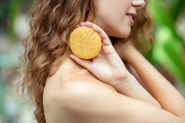 Headshot de femme nue tenant une barre de savon orange — Photo