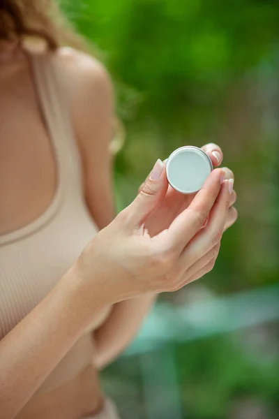 Primo piano di mani di donne che tengono il balsamo di labbro — Foto Stock