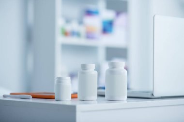 Eczanedeki raflarda ilaç ve vitaminler var.