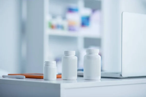 Comprimidos e vitaminas nas prateleiras da farmácia — Fotografia de Stock