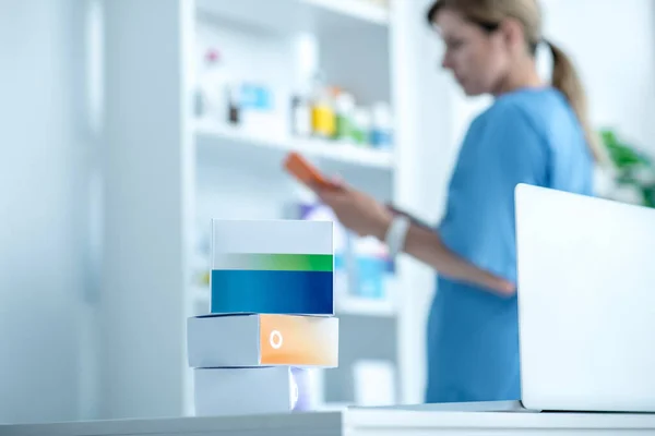 Farmacéutica femenina que trabaja en una farmacia — Foto de Stock