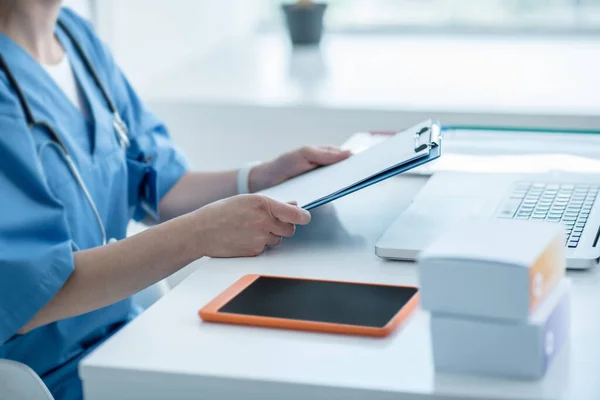 Acercamiento pictire de una mujer en bata de laboratorio trabajando en la oficina — Foto de Stock