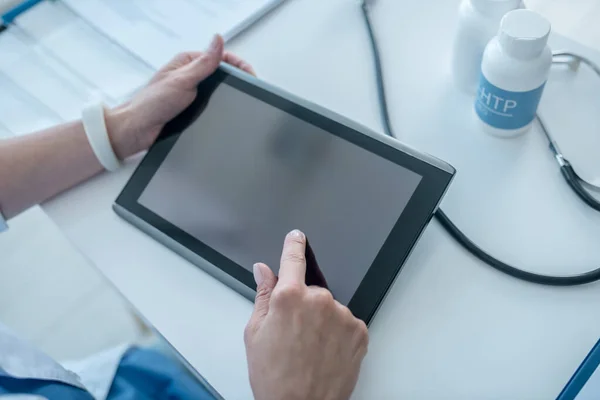 Mani umane che toccano lo schermo del sensore su un tablet — Foto Stock